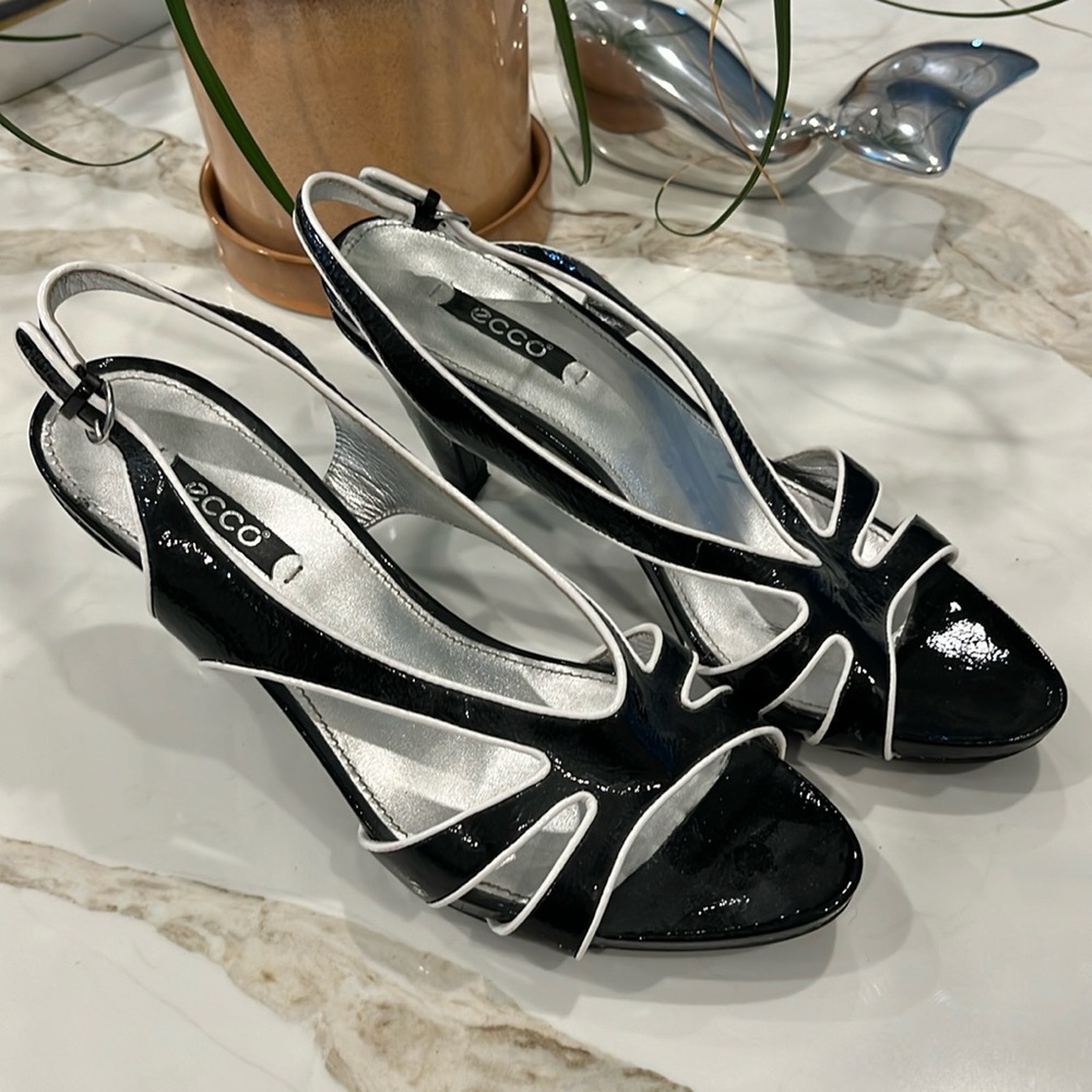 EUC Ecco patent leather Black with white piping trim 3” heel sandals.